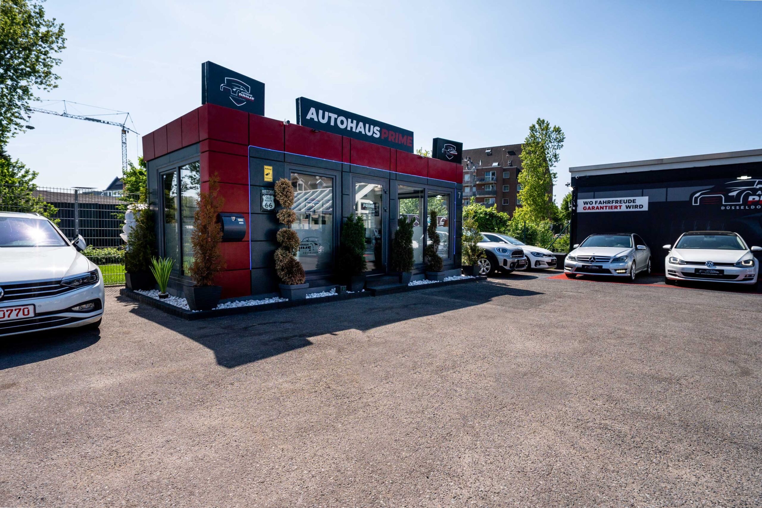 Auto Entdecken. Eingang zu Autohaus Prime